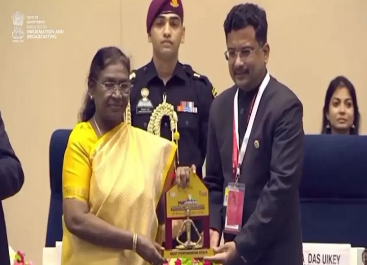 राष्ट्रपति द्रौपदी मुर्मू ने किया सम्मानित