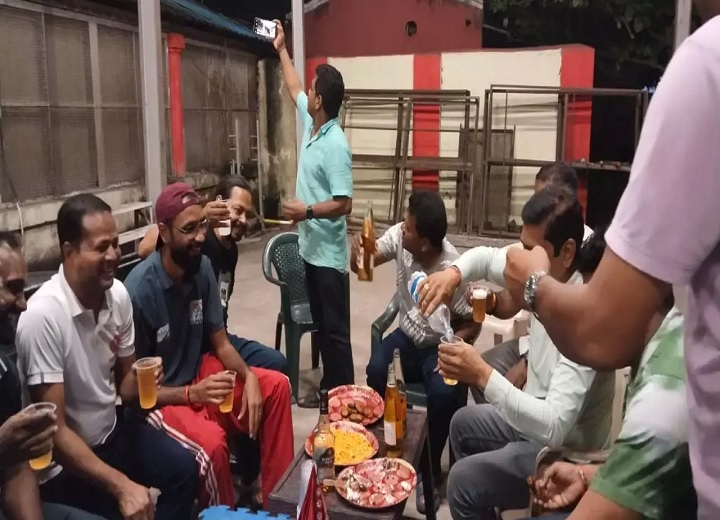 बॉक्सिंग रिंग में दारू पार्टी