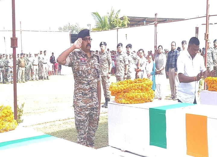 बीजापुर मुठभेड़ में शहीद जवानों को दी गई अंतिम विदाई