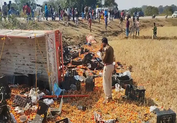 टमाटर से भरी पिकअप पलटी