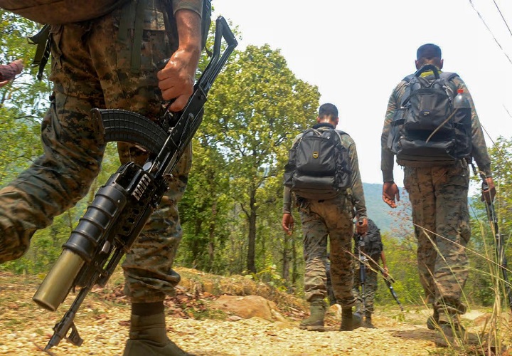 सुरक्षाबलों और नक्सलियों के बीच मुठभेड़