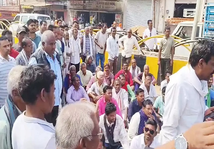 धान नहीं बिकने से आक्रोशित किसान सड़क पर उतरे