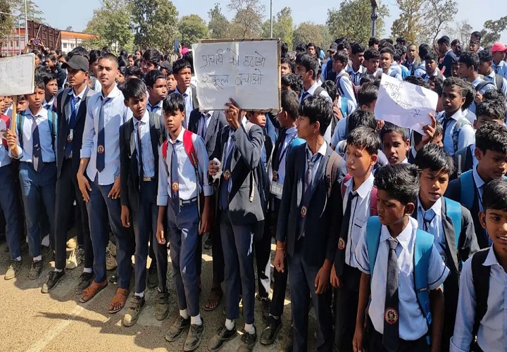 लामबंद हुए छात्र