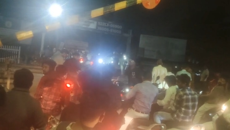 ट्रेनों की आवाजाही के बीच खुला रहा कचना रेलवे फाटक