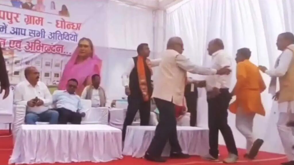 मंच पर जगह पाने के लिए आपस में भिड़े भाजपाई