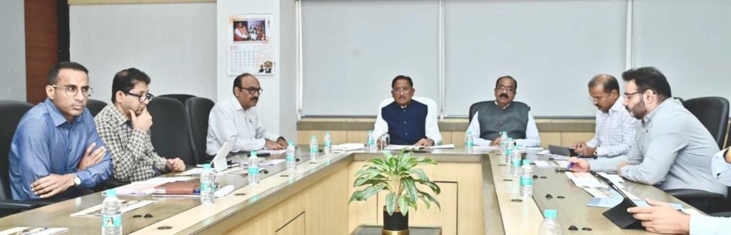 पीडब्ल्यूडी की समीक्षा बैठक में मुख्यमंत्री विष्णुदेव साय