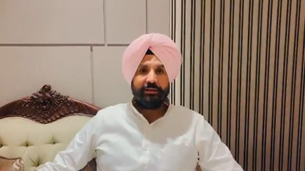 AAP पर संकट