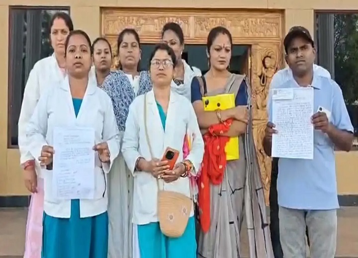 स्वास्थ्य कर्मियों का प्रदर्शन