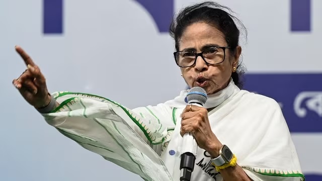 TMC के 100 पार्षदों का इस्तीफा