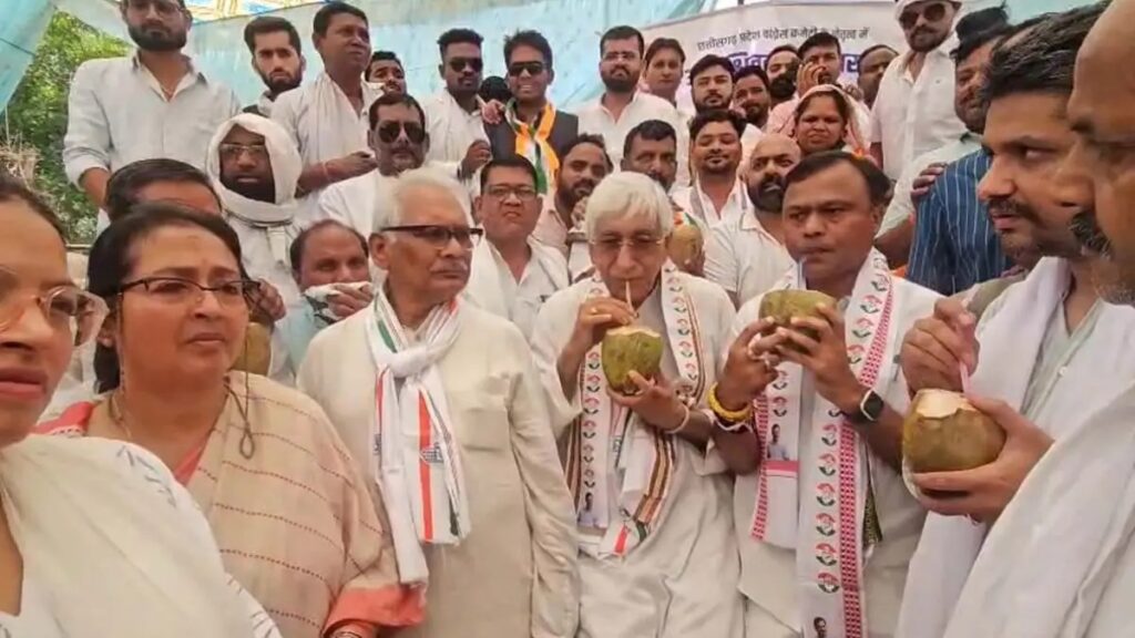 कांग्रेस नेताओं ने एक-दूसरे को पिलाया नारियल पानी
