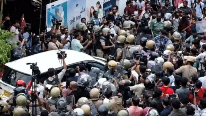 पिनारई विजयन के घर छापेमारी के बाद हंगामा