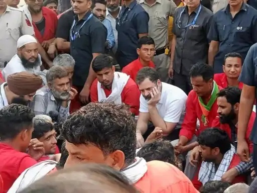 दिल्ली में ऑटो चालकों के बीच पहुंचे राहुल गांधी