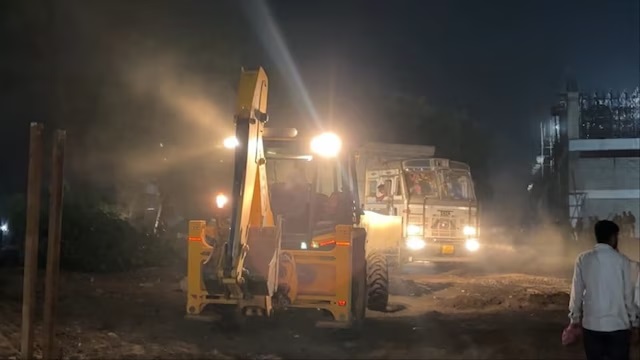 200 साल पुरानी अजगैब शहीद मस्जिद गिराई गई