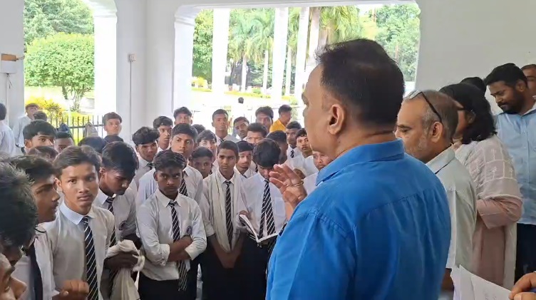 शिक्षकों की कमी पर फूटा छात्रों का गुस्सा