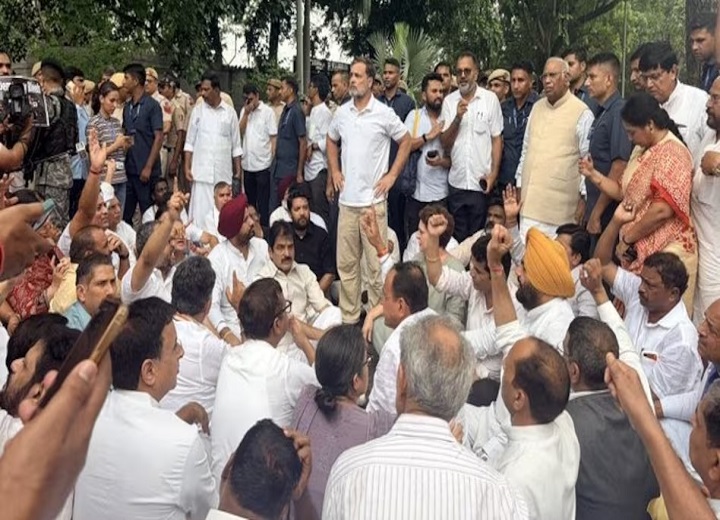 PM आवास के बाहर कांग्रेस का प्रदर्शन