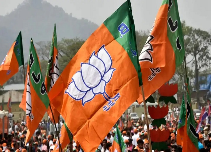11 नेताओं ने दिया इस्तीफा