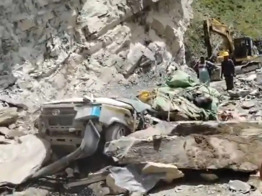 Chamba landslide taxi accident 13 dead