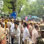 कॉकरोच जनता पार्टी का एक बार फिर प्रदर्शन, निशु आजाद के पिता से मारपीट मामले में संसद मार्ग थाने के बाहर धरना