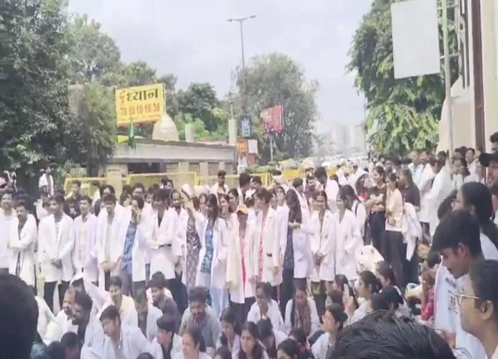 इंटर्न डॉक्टरों की हड़ताल