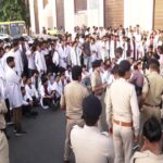 3 दिन के प्रदर्शन के बाद झुकी सरकार: इंटर्न डॉक्टर्स का स्टाइपेंड बढ़ाने पर सहमति, 2 पुलिसकर्मी लाइन अटैच