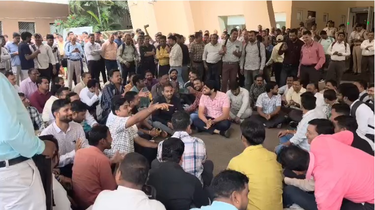 मंत्रालय कर्मियों का फूटा गुस्सा