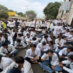 MBBS इंटर्न्स का प्रदर्शन: 2 पुलिसकर्मी लाइन अटैच, गृह सचिव करेंगे जांच; प्रदेशभर में OPD और रूटीन OT ठप