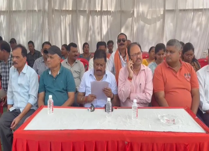 कर्मचारियों का धरना
